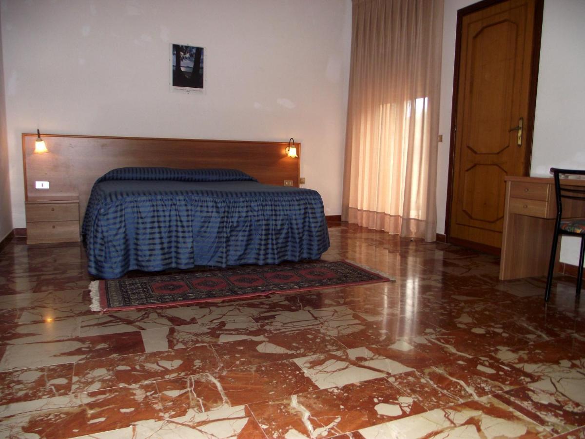Hotel Ristorante Mosaici Пиаца Армерина Стая снимка